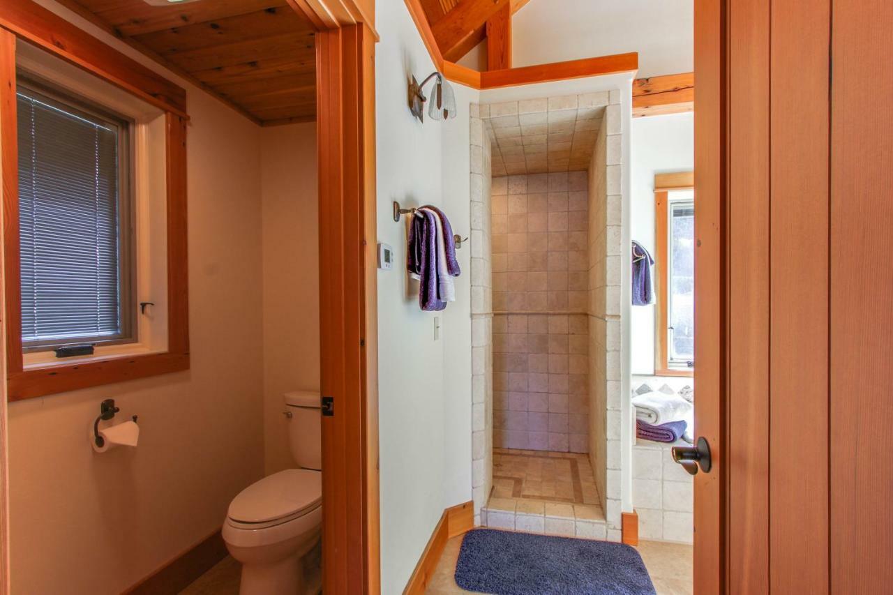 Bottle Bay Lakefront Lodge Sandpoint Exterior photo